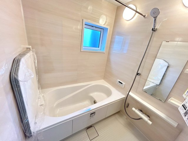 ブルーミングガーデン　一宮市萩原町萩原古井溝　全2区画分譲の浴室|浴室は【ほっカラリ床】【魔法瓶びん槽】【エアインシャワー】【浴室換気乾燥機】の高機能設備の仕様です。
雨の日の洗濯物乾燥や、日々のお手入れにも便利で、浴室をスッキリ清潔に保てます。