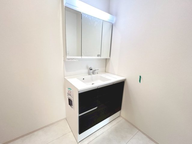 ブルーミングガーデン　一宮市萩原町萩原古井溝　全2区画分譲の独立洗面台|三面鏡裏スペースや、収納量がアップした洗面下部で、たっぷり収納できます。水栓やミラーはエコ仕様です。
電気やガス代の節約にもなります！一体成型ボウルを採用したお手入れも簡単な洗面化粧台。