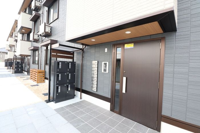 D-ROOM NISHIBARU　A棟のエントランス