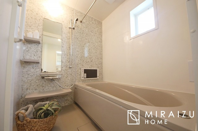 【浴室】 | お子さんとわいわいと楽しいバスタイムもよし、一人でゆったりと入るのもよし、浴室換気乾燥機付きのユニットバス。お洗濯物を干せるだけでなく、カビ防止にもなります。