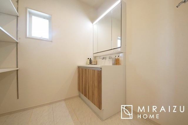 【独立洗面台】 | 洗濯機置き場、脱衣スペースもしっかりと確保されている洗面室。
水回りが集結した間取りなので、お料理やお洗濯物、お掃除の同時進行も可能です。