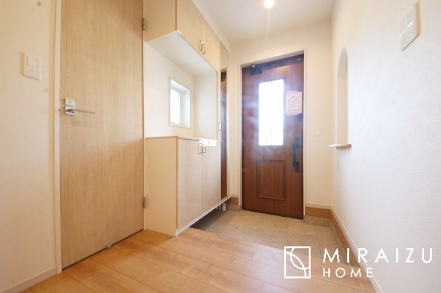 【玄関】 | 永く住むからこそシンプルで飽きのこないデザインに。ただいま、おかえりの温かな声が聞こえる玄関。