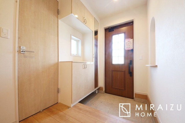 【内装】 | 安全性に配慮した手すり、清潔感や明るい陽光を取り入れてくれる窓がある階段。LED照明付きでお財布にもやさしいつくり。