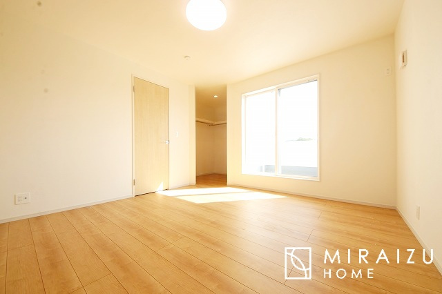 【洋室】 | 暮らしやすさを考えたプランで快適な現地ロケーションを実現。安らぎに満たされる、ゆとりのある日々を過ごせます♪