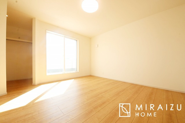 【寝室】 | 日当たりの良いお家は嬉しいですよね。それぞれ価値観が分かれる箇所です、実際に内覧して日当たりの心地よさをご体感下さいね♪