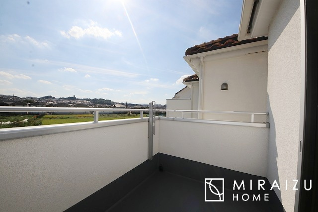 【バルコニー】 | 暮らしやすさを考えたプランで快適な現地ロケーションを実現。安らぎに満たされる、ゆとりのある日々を過ごせます♪