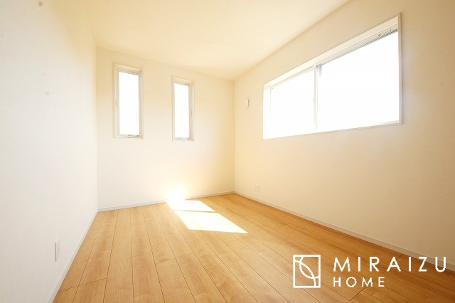 【洋室】 | 日当たりの良いお家は嬉しいですよね。それぞれ価値観が分かれる箇所です、実際に内覧して日当たりの心地よさをご体感下さいね♪