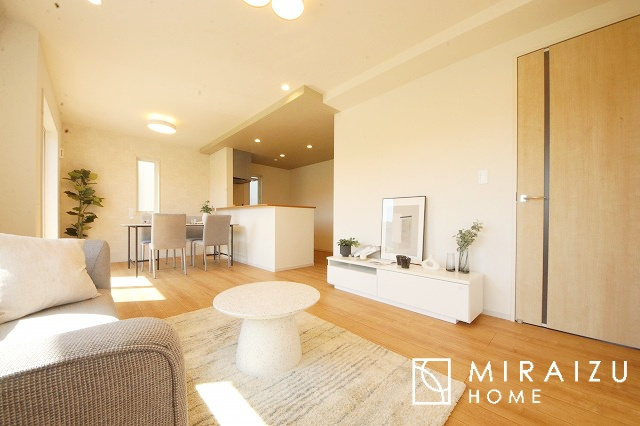 【居間・リビング】 | お子さんが宿題をしたり、ちょっとした作業もできる、家族みんながそれぞれの時間を過ごせるリビングです。