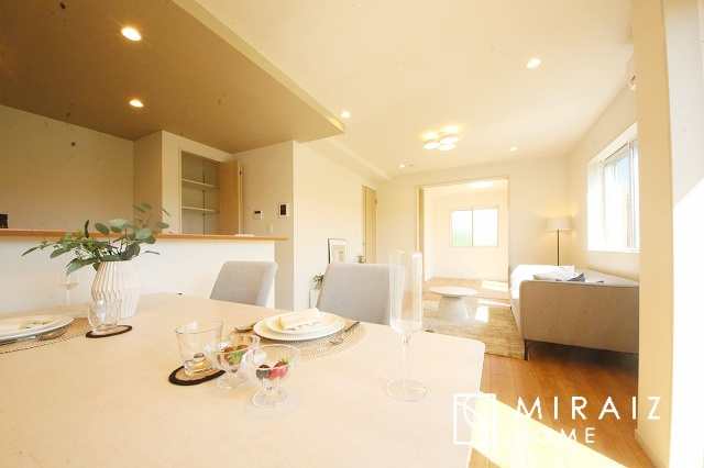 【居間・リビング】 | 食事を取るスペースもリラックスしてくつろげるスペースもお子さんが勉強するスペースも兼ね備えたリビングダイニング。