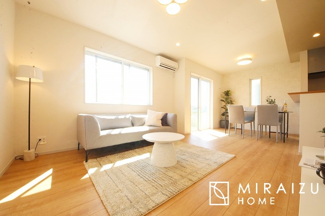 【居間・リビング】 | 窓が多いと温かな太陽の光と心地いい風が室内へと入ります。家族が集まるリビングは明るく過ごしやすいつくりです。窓が多いお家は住みやすい証です。