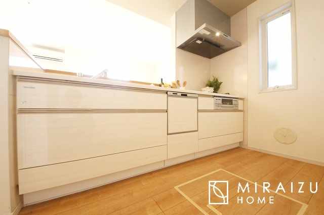 【キッチン】 | 収納に様々な工夫がされていて出しやすく片付けやすい、散らかりにくいキッチンになっています！人工大理石の天板や深型シンクなど、デザイン性と機能性を兼ね備えているので見せたいキッチンになっています。