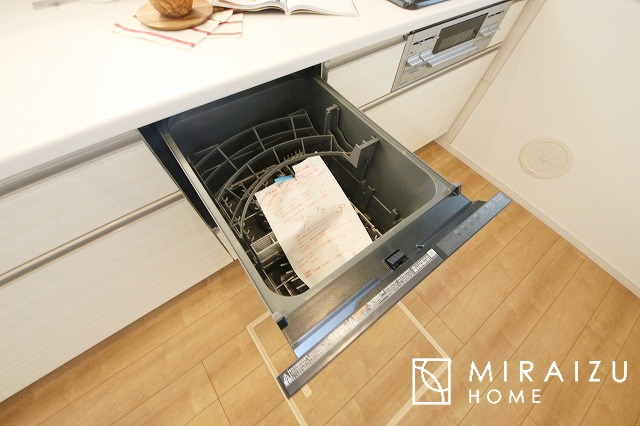 【キッチン】 | 広々としたキッチンは大きな深型シンク、3口コンロ、換気扇、大きなお鍋から小物まで取り出しやすさを考えられた引き出し収納の付いたシステムキッチンです。