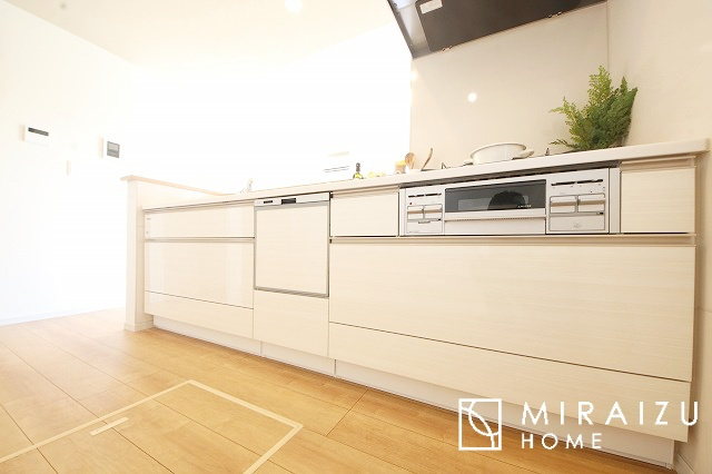 【キッチン】 | 収納力と機能性を備えたシステムキッチン。圧力鍋や大きなフライパンなどの調理器具から調味料など幅広く収納し、お料理のしやすいつくりになっています。