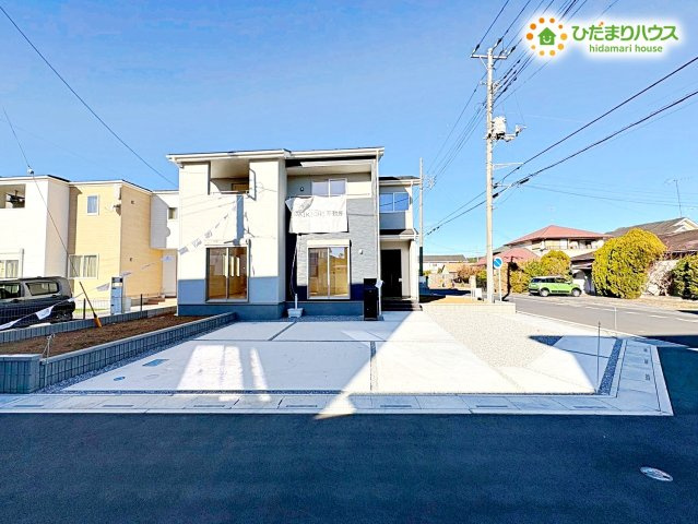 行田市城西第2　新築一戸建て　リーブルガーデン　05の駐車場|4台の駐車が可能なので、来客時や将来お車が増えた際にも慌てる必要がありません！
自転車やバイクもゆとりを持って置けますね！