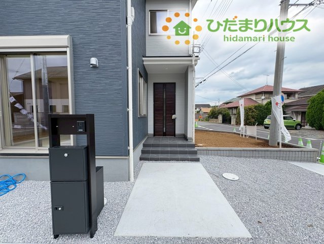 行田市城西第2　新築一戸建て　リーブルガーデン　05のエントランス|落ち着いた色調のタイルで装飾された、上品な雰囲気の玄関アプローチです！
屋根があるため、雨の日でも慌てず傘を差して外出の準備ができます！