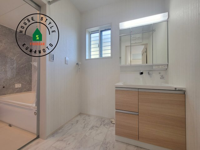 宇土市宮庄町第1-4棟（1号棟）の脱衣所|ゆとりの洗面スペースで朝の身支度もスムーズに。暮らしを快適に変えるシャワー付洗面台です！