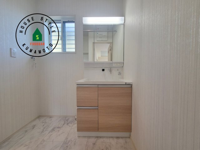 宇土市宮庄町第1-4棟（1号棟）の独立洗面台|毎日使うものだから清潔な空間を保ちたい水回り。洗面にはそんな願いを解消させてくれる収納アイデアが満載です。三面鏡の裏側にはキャビネットが現れ小物から背の高い物まで収納できます。