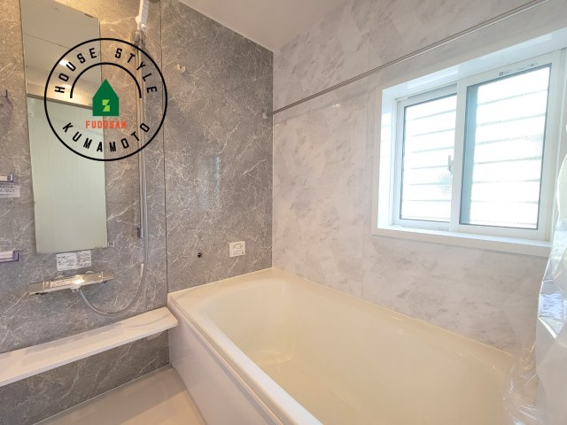 宇土市宮庄町第1-4棟（1号棟）の浴室|1日の疲れを癒してくれる広々バスルーム。雨の日のお洗濯にも大活躍な浴室乾燥機付です！