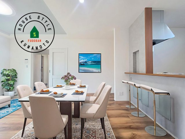 宇土市宮庄町第1-4棟（1号棟）の居間・リビング|明るく開放的なリビングダイニングは豊かな陽光が注ぎ込み、やすらぎの空間を演出してくれます。ご家族で楽しいひとときをお過ごし下さい。※家具はCGを合成したものです。