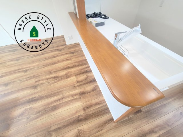 宇土市宮庄町第1-4棟（1号棟）のダイニング|キッチンから立ち込める香りが今日の料理を期待させます。