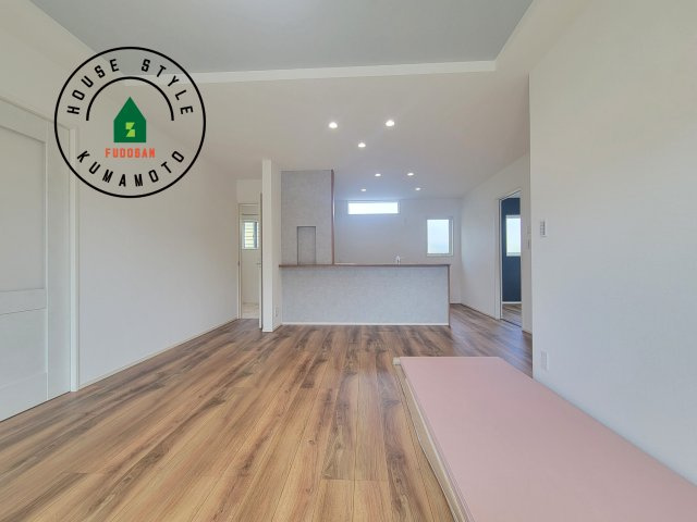 宇土市宮庄町第1-4棟（1号棟）の居間・リビング|キッチンからリビングをしっかり確認できます。家族の笑顔があふれる空間になりそうですね。