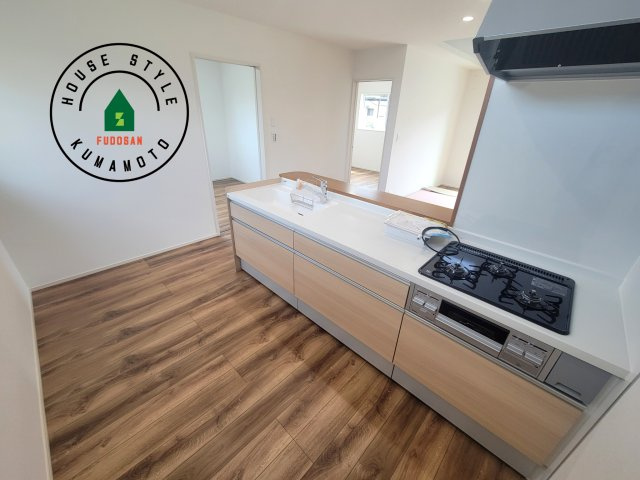 宇土市宮庄町第1-4棟（1号棟）のキッチン|ダイニングテーブルへの配膳がラクラク、お料理はかどるカウンター付きシステムキッチン！
