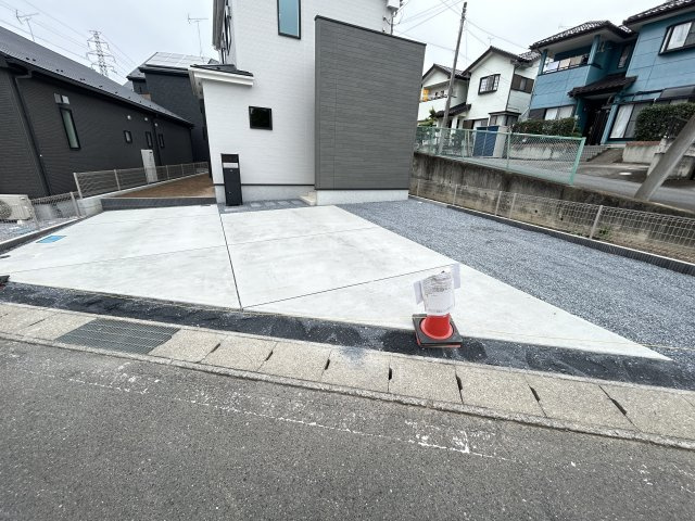 新築　高崎市剣崎町23-1期　LIGNAGE　5号棟の駐車場|現地写真　駐車スペースは並列3台分可能です！					
