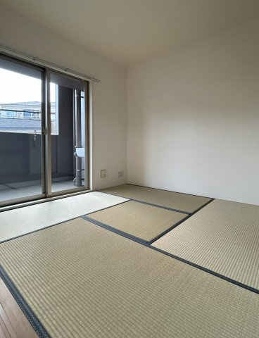 MPLAZA堺東フェニックスアベニューの和室|リビングと続きの和室約4.8帖