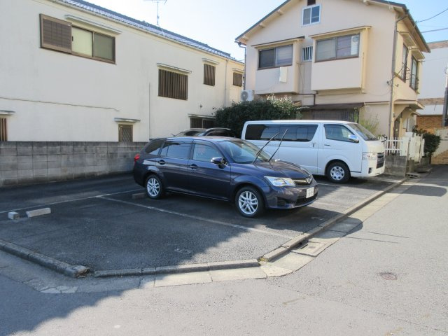 ワイアンドティー駐車場