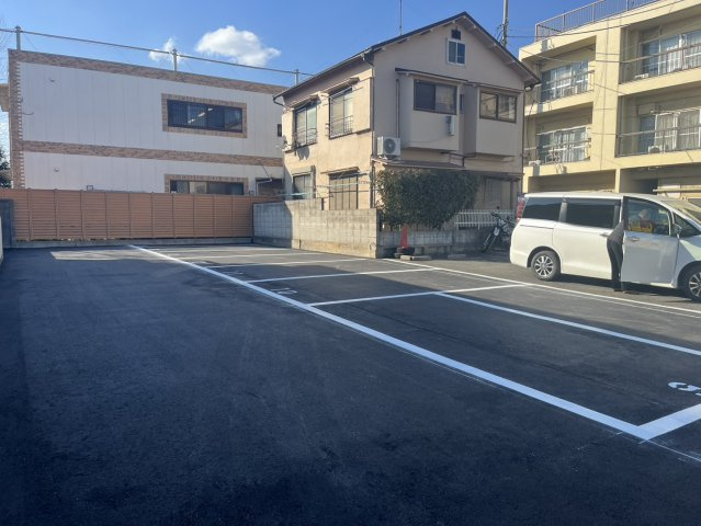 ワイアンドティー駐車場の外観