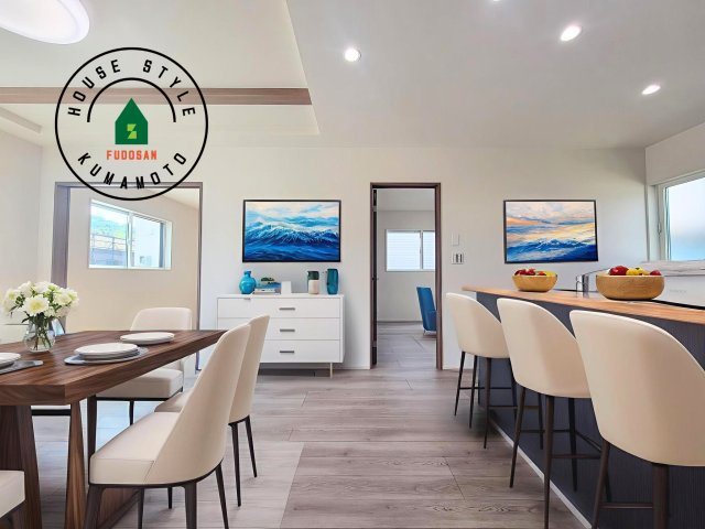 宇土市宮庄町第1-4棟（3号棟）の居間・リビング|明るく開放的なリビングダイニングは豊かな陽光が注ぎ込み、やすらぎの空間を演出してくれます。ご家族で楽しいひとときをお過ごし下さい。※家具はCGを合成したものです。