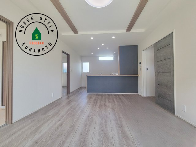 宇土市宮庄町第1-4棟（3号棟）の居間・リビング|キッチンからリビングをしっかり確認できます。家族の笑顔があふれる空間になりそうですね。