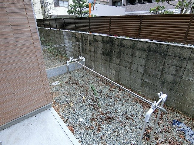 コーポラス若草EASTの庭