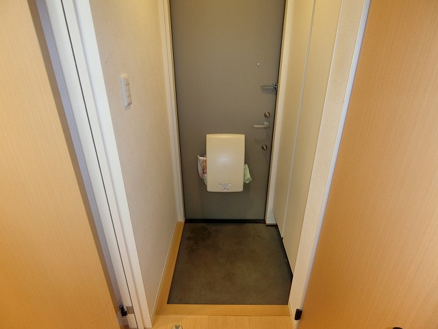 コーポラス若草EASTの玄関