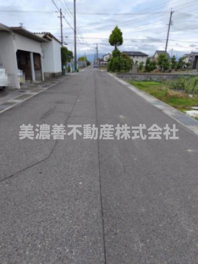 ６５５４１　岐阜市川部2丁目土地の前面道路含む現地写真