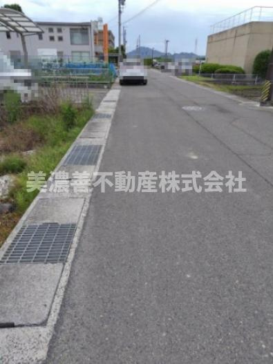 ６５５４１　岐阜市川部2丁目土地の前面道路含む現地写真