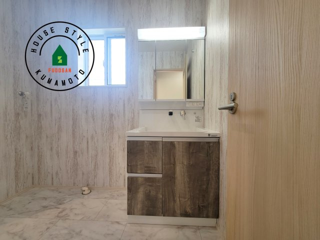 宇土市宮庄町第1-4棟（4号棟）の独立洗面台|毎日使うものだから清潔な空間を保ちたい水回り。洗面にはそんな願いを解消させてくれる収納アイデアが満載です。三面鏡の裏側にはキャビネットが現れ小物から背の高い物まで収納できます。