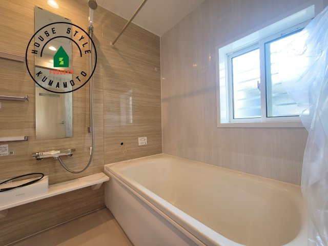 宇土市宮庄町第1-4棟（4号棟）の浴室|1日の疲れを癒してくれる広々バスルーム。雨の日のお洗濯にも大活躍な浴室乾燥機付です！