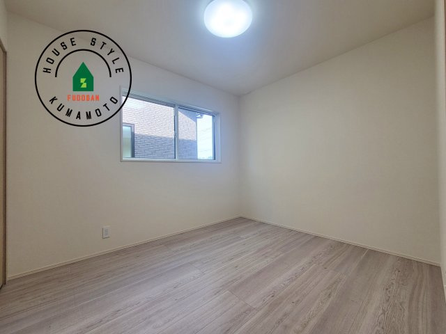 宇土市宮庄町第1-4棟（4号棟）の寝室|主寝室には収納力に優れたクローゼットがありますので、お部屋もすっきり片付きます。