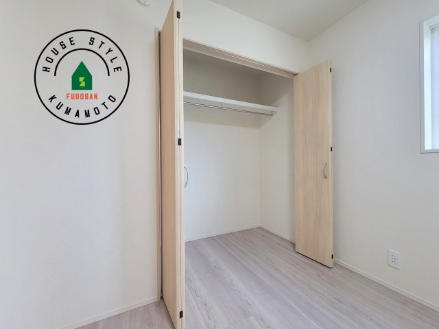 宇土市宮庄町第1-4棟（4号棟）の収納|洋服や大きな荷物が多い方や人数の多いご家族などは、一般的なクローゼットよりもウォークインクローゼットのほうが使い勝手が良いです。