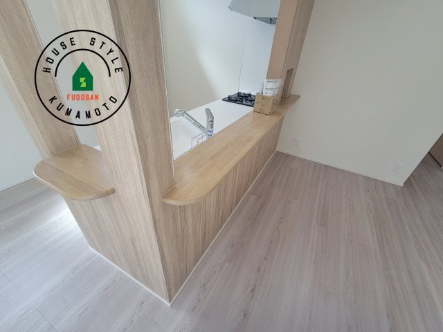 宇土市宮庄町第1-4棟（4号棟）のダイニング|キッチンから立ち込める香りが今日の料理を期待させます。