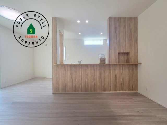 宇土市宮庄町第1-4棟（4号棟）の居間・リビング|キッチンからリビングをしっかり確認できます。家族の笑顔があふれる空間になりそうですね。