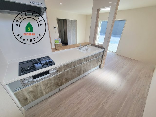 宇土市宮庄町第1-4棟（4号棟）のキッチン|ダイニングテーブルへの配膳がラクラク、お料理はかどるカウンター付きシステムキッチン！