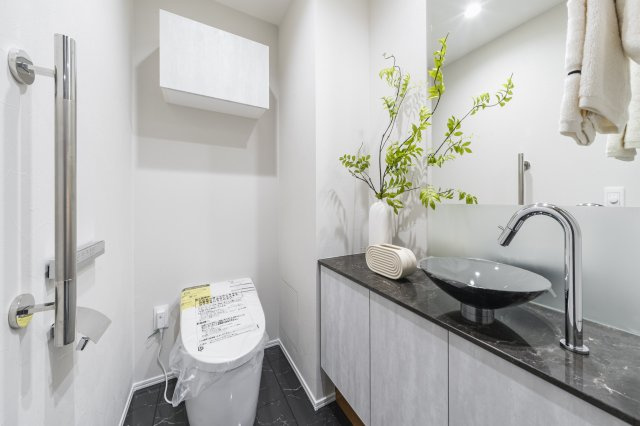 【トイレ】 | ザ・パークハウス白金二丁目タワー | 手洗い付きで清潔感のあるトイレ。