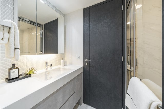 【独立洗面台】 | ザ・パークハウス白金二丁目タワー | 三面鏡付きの洗面台。