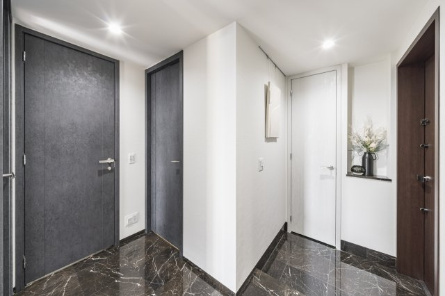 【玄関】 | ザ・パークハウス白金二丁目タワー | シューズインクローゼット付きの玄関。