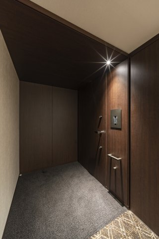 【玄関】 | ザ・パークハウス白金二丁目タワー | ホテルライクな内廊下設計。