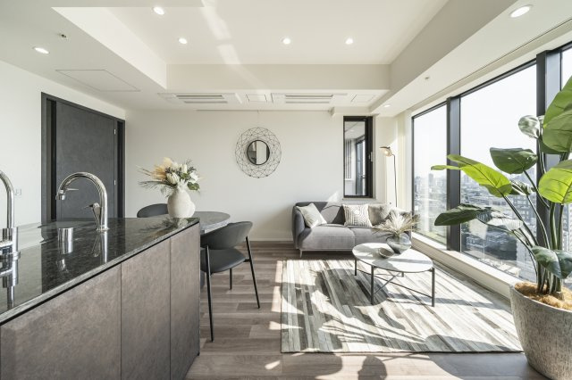 【居間・リビング】 | ザ・パークハウス白金二丁目タワー | ナチュラルな色味で統一された穏やかな住空間。