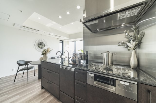 【キッチン】 | ザ・パークハウス白金二丁目タワー | ご家族との会話が弾む対面式システムキッチン。食洗機・ディスポーザー付き。