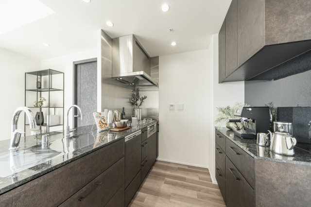 【キッチン】 | ザ・パークハウス白金二丁目タワー | キッチン背面に収納スペースがあり、キッチン周りスッキリ片付きます。